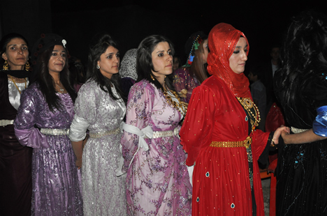 Yüksekova'da 22-23-Eylül 2012'de dünya evine giren çiftlerimizi sizlerler için sayfamıza taşıdık. Yüksekova Güncel Ailesi olarak tüm çiftlerimize mutluluklar dileriz. Fotoğraf & Görüntü: Yaşar KAPLAN- Sinan Akkurt