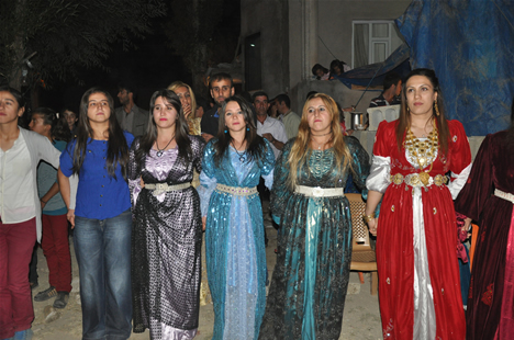 Yüksekova'da 22-23-Eylül 2012'de dünya evine giren çiftlerimizi sizlerler için sayfamıza taşıdık. Yüksekova Güncel Ailesi olarak tüm çiftlerimize mutluluklar dileriz. Fotoğraf & Görüntü: Yaşar KAPLAN- Sinan Akkurt