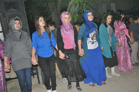 Yüksekova'da 22-23-Eylül 2012'de dünya evine giren çiftlerimizi sizlerler için sayfamıza taşıdık. Yüksekova Güncel Ailesi olarak tüm çiftlerimize mutluluklar dileriz. Fotoğraf & Görüntü: Yaşar KAPLAN- Sinan Akkurt