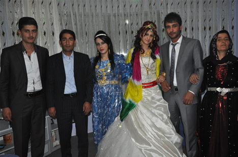 Yüksekova'da 22-23-Eylül 2012'de dünya evine giren çiftlerimizi sizlerler için sayfamıza taşıdık. Yüksekova Güncel Ailesi olarak tüm çiftlerimize mutluluklar dileriz. Fotoğraf & Görüntü: Yaşar KAPLAN- Sinan Akkurt