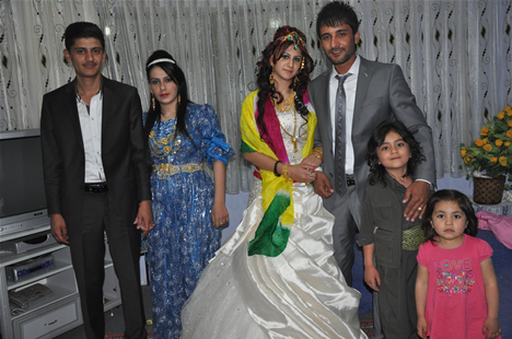 Yüksekova'da 22-23-Eylül 2012'de dünya evine giren çiftlerimizi sizlerler için sayfamıza taşıdık. Yüksekova Güncel Ailesi olarak tüm çiftlerimize mutluluklar dileriz. Fotoğraf & Görüntü: Yaşar KAPLAN- Sinan Akkurt