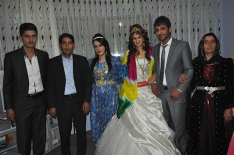 Yüksekova'da 22-23-Eylül 2012'de dünya evine giren çiftlerimizi sizlerler için sayfamıza taşıdık. Yüksekova Güncel Ailesi olarak tüm çiftlerimize mutluluklar dileriz. Fotoğraf & Görüntü: Yaşar KAPLAN- Sinan Akkurt