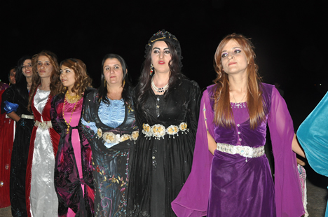 Yüksekova'da 22-23-Eylül 2012'de dünya evine giren çiftlerimizi sizlerler için sayfamıza taşıdık. Yüksekova Güncel Ailesi olarak tüm çiftlerimize mutluluklar dileriz. Fotoğraf & Görüntü: Yaşar KAPLAN- Sinan Akkurt