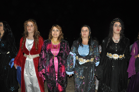 Yüksekova'da 22-23-Eylül 2012'de dünya evine giren çiftlerimizi sizlerler için sayfamıza taşıdık. Yüksekova Güncel Ailesi olarak tüm çiftlerimize mutluluklar dileriz. Fotoğraf & Görüntü: Yaşar KAPLAN- Sinan Akkurt