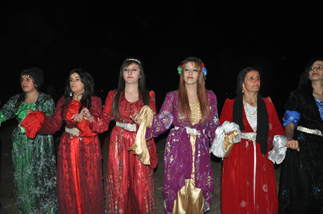 Yüksekova'da 22-23-Eylül 2012'de dünya evine giren çiftlerimizi sizlerler için sayfamıza taşıdık. Yüksekova Güncel Ailesi olarak tüm çiftlerimize mutluluklar dileriz. Fotoğraf & Görüntü: Yaşar KAPLAN- Sinan Akkurt