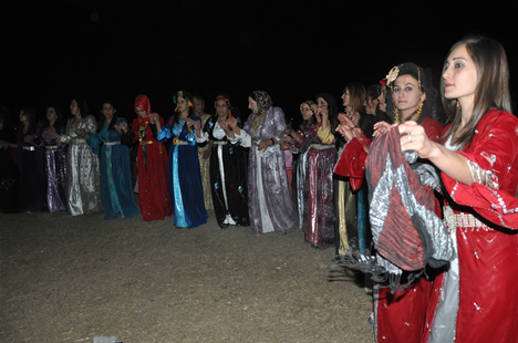 Yüksekova'da 22-23-Eylül 2012'de dünya evine giren çiftlerimizi sizlerler için sayfamıza taşıdık. Yüksekova Güncel Ailesi olarak tüm çiftlerimize mutluluklar dileriz. Fotoğraf & Görüntü: Yaşar KAPLAN- Sinan Akkurt