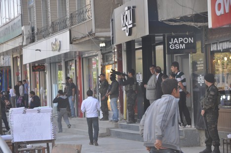 Yüksekova Cengiz Topel Caddesi üzerinde Emniyet Müdürlüğü'ne bağlı çok sayıda özel hareket timi iki binada operasyon başlattı.