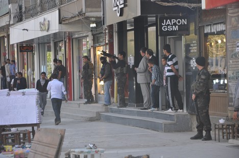 Yüksekova Cengiz Topel Caddesi üzerinde Emniyet Müdürlüğü'ne bağlı çok sayıda özel hareket timi iki binada operasyon başlattı.