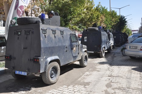 Yüksekova Cengiz Topel Caddesi üzerinde Emniyet Müdürlüğü'ne bağlı çok sayıda özel hareket timi iki binada operasyon başlattı.