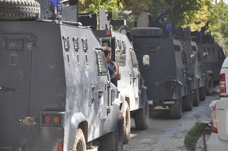 Yüksekova Cengiz Topel Caddesi üzerinde Emniyet Müdürlüğü'ne bağlı çok sayıda özel hareket timi iki binada operasyon başlattı.