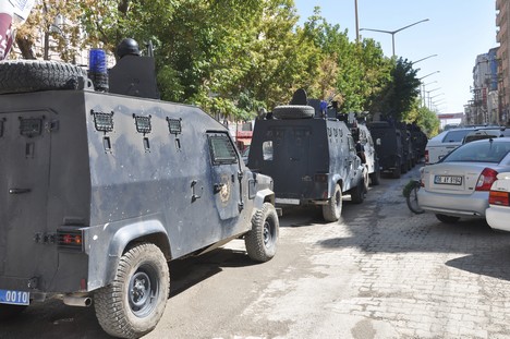 Yüksekova Cengiz Topel Caddesi üzerinde Emniyet Müdürlüğü'ne bağlı çok sayıda özel hareket timi iki binada operasyon başlattı.
