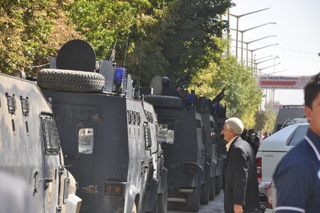 Yüksekova Cengiz Topel Caddesi üzerinde Emniyet Müdürlüğü'ne bağlı çok sayıda özel hareket timi iki binada operasyon başlattı.