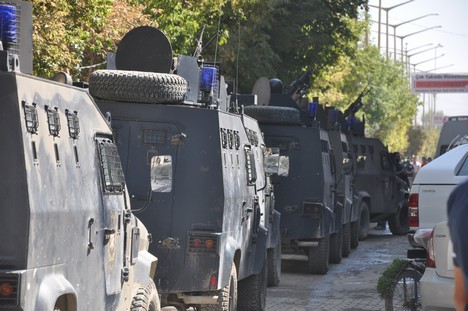 Yüksekova Cengiz Topel Caddesi üzerinde Emniyet Müdürlüğü'ne bağlı çok sayıda özel hareket timi iki binada operasyon başlattı.