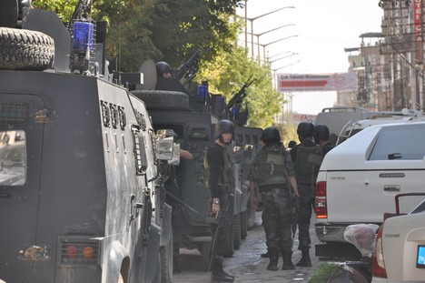 Yüksekova Cengiz Topel Caddesi üzerinde Emniyet Müdürlüğü'ne bağlı çok sayıda özel hareket timi iki binada operasyon başlattı.