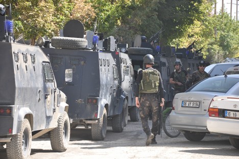 Yüksekova Cengiz Topel Caddesi üzerinde Emniyet Müdürlüğü'ne bağlı çok sayıda özel hareket timi iki binada operasyon başlattı.