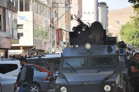 Yüksekova Cengiz Topel Caddesi üzerinde Emniyet Müdürlüğü'ne bağlı çok sayıda özel hareket timi iki binada operasyon başlattı.