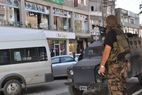Yüksekova Cengiz Topel Caddesi üzerinde Emniyet Müdürlüğü'ne bağlı çok sayıda özel hareket timi iki binada operasyon başlattı.