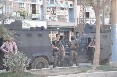 Yüksekova Cengiz Topel Caddesi üzerinde Emniyet Müdürlüğü'ne bağlı çok sayıda özel hareket timi iki binada operasyon başlattı.