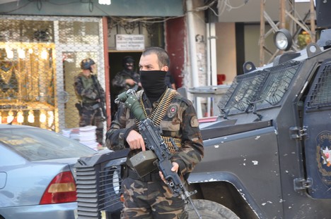 Yüksekova Cengiz Topel Caddesi üzerinde Emniyet Müdürlüğü'ne bağlı çok sayıda özel hareket timi iki binada operasyon başlattı.