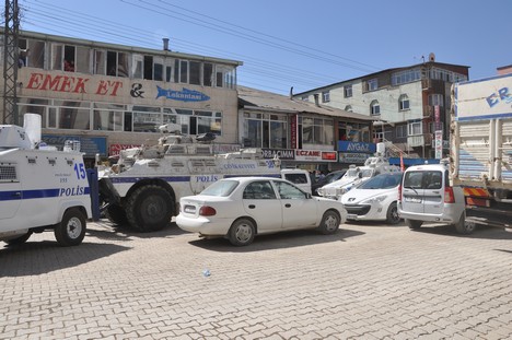 Yüksekova Cengiz Topel Caddesi üzerinde Emniyet Müdürlüğü'ne bağlı çok sayıda özel hareket timi iki binada operasyon başlattı.