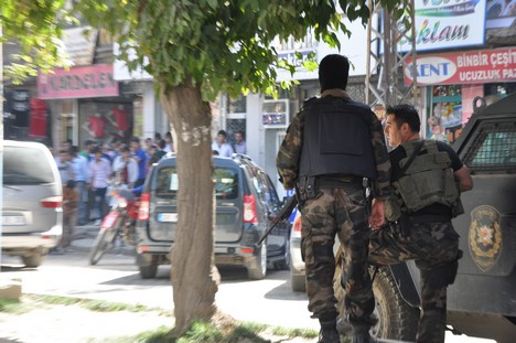 Yüksekova Cengiz Topel Caddesi üzerinde Emniyet Müdürlüğü'ne bağlı çok sayıda özel hareket timi iki binada operasyon başlattı.