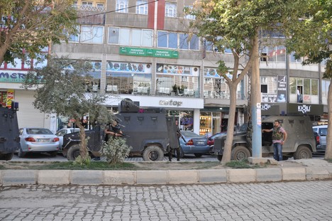 Yüksekova Cengiz Topel Caddesi üzerinde Emniyet Müdürlüğü'ne bağlı çok sayıda özel hareket timi iki binada operasyon başlattı.