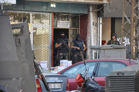 Yüksekova Cengiz Topel Caddesi üzerinde Emniyet Müdürlüğü'ne bağlı çok sayıda özel hareket timi iki binada operasyon başlattı.