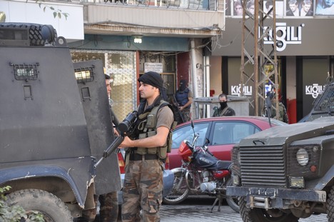 Yüksekova Cengiz Topel Caddesi üzerinde Emniyet Müdürlüğü'ne bağlı çok sayıda özel hareket timi iki binada operasyon başlattı.