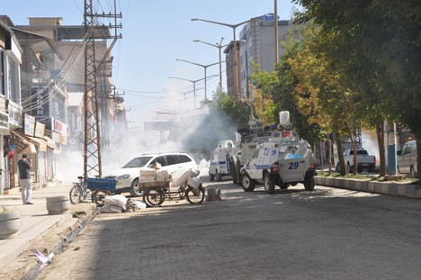 Yüksekova Cengiz Topel Caddesi üzerinde Emniyet Müdürlüğü'ne bağlı çok sayıda özel hareket timi iki binada operasyon başlattı.