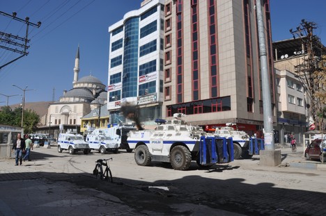 Yüksekova Cengiz Topel Caddesi üzerinde Emniyet Müdürlüğü'ne bağlı çok sayıda özel hareket timi iki binada operasyon başlattı.