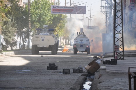 Yüksekova Cengiz Topel Caddesi üzerinde Emniyet Müdürlüğü'ne bağlı çok sayıda özel hareket timi iki binada operasyon başlattı.