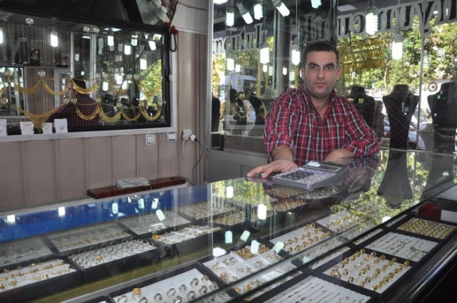 ÖZTUNÇ KUYUMCULUK İSMAT ÖZTUNÇ:
Her ne kadar bir bayram daha Kürtlere zehir edilmiş olsa bile Kürt halkının gelecek bayramları özgürlük türküleri ile kutlayacağı günler yakındır. Bu duygularla onuru ile mücadele eden bütün mazlum halkların kurban bayramını kutlar barış ve özgürlük dolu nice bayramlar dileriz.