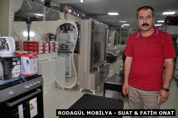 Müslüman Kürt halkı bugün tüm İslam aleminin duyguda, düşüncede ve eylemde birleşmesi gereken ve İslam dünyasının en kutsal günlerinden biri olan mübarek Ramazan bayramını barıştan uzak savaşların gölgesinde karşılıyor. Savaşların hakim olduğu bölgemizde cereyan eden tüm olumsuzluklara rağmen umuyorum ki bu bayram özellikle Ortadoğu coğrafyasında yaşanan haksızlıkların ve savaşların son bulmasına barışa, kardeşliğe, Kürtlerin ulusal demokratik birliğine ve Müslüman halkların zulüm ve zorbalığa karşı büyük dayanışmasına vesile olur. Barışa olan eşsiz inancınızı yetirmemeniz dileği ile iyi bayramlar.”