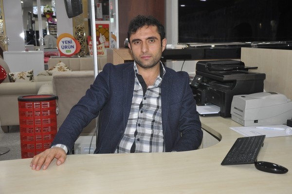 ALGÖR MOBİLYA-HALİS ALBAN:

Yaşamınca güzel yıllar, mutlu yarınlar, dostça dostluklar hep senin olsun. Mutlu Yıllar!