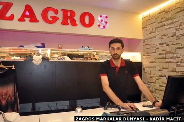 Em di destpêkê de ji bo gelê Rojava serfirazî û serkeftinê dixwazin. Cejna Remezanê ji bo gelê bindest û mazlûm hêviya Azadî û serkefinêye, bi hêvî û bawerim ku ew cejne dê bibe Mifteya Azadî û serkeftina gelê bindest û mazlûman. CEJNA WE PÎROZ BE