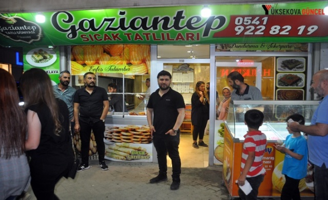 GAZİANTEP SICAK TATLILARI - METİN YEŞİLOĞLU: Her gününüzün bayram coşkusu ve mutluluğu içinde sevdiklerinizle birlikte geçmesini dileriz.