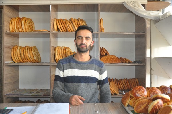 ÇİCEK EKMEK FABRİKASI:

Saleke nû li ber deriyê me ye. Her roja nû ya ku pêşeroja me ava dike, bila ji rojên berê baştir, ji xwestekên we re guncaw û bi teşeyeke dilxweşiyê be. Sersala we pîroz be