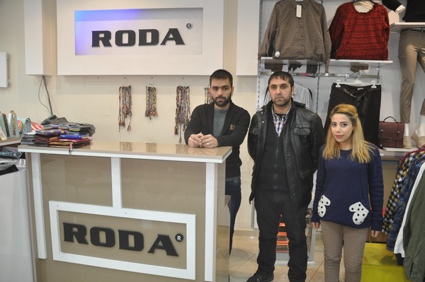 RODAA GİYİM MAĞAZASI - SADRETTİN ARSLAN:

Saleke nû li ber deriyê me ye. Her roja nû ya ku pêşeroja me ava dike, bila ji rojên berê baştir, ji xwestekên we re guncaw û bi teşeyeke dilxweşiyê be. Sersala we pîroz be