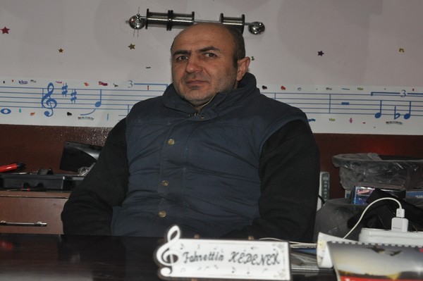 FAHRETTİN KEPENEK - MEDYA MÜZİK EVİ:

Yeni yılın en güzel müjdeler, en güzel sürprizlerle kapınızı çalması ve yeni yılı tüm dünyaya ümit saçan gülücüklerle karşılamanız dileğiyle.