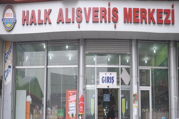 HALK ALIŞVERİŞ MERKEZİ:

Yeni bir yıla girerken sevgi ve barış diliyorum. Savaşların, acıların ve felaketlerin, geçip giden koca bir yıl gibi geride kalması umuduyla. Nice Yıllara!