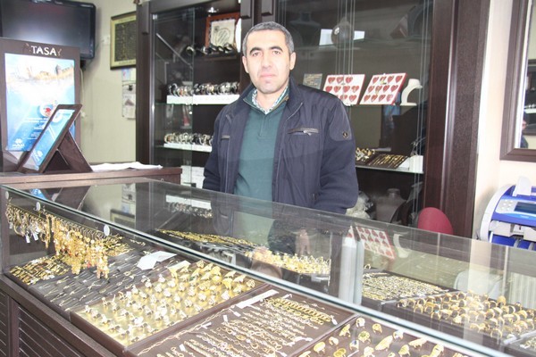 ÇAVLI KUYUMCULUK-ORHAN ÇAVLI:

Nerede yaşam varsa, orada umut da vardır. Yeni yılda tüm umutlar ve başarılar seninle olsun. Mutlu Yıllar dilerim.