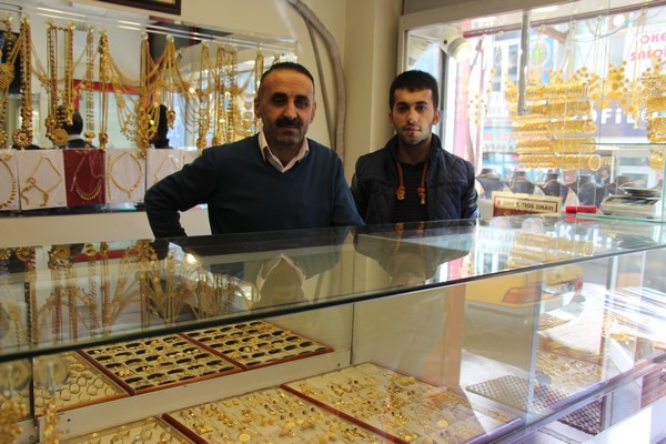 Nerede yaşam varsa, orada umut da vardır. Yeni yılda tüm umutlar ve başarılar seninle olsun. Mutlu Yıllar dilerim.