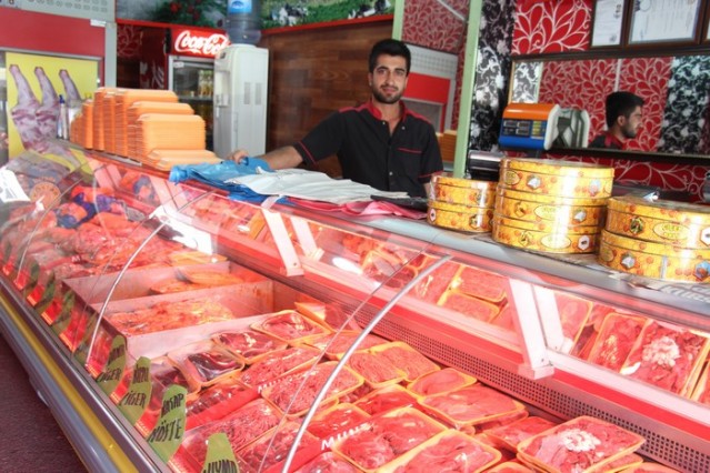 Yüreğine damla damla umut, günlerine bin tatlı mutluluk dolsun. Sevdiklerin hep yanında olsun, yüzün ve gülün hiç solmasın. Bayramınız kutlu olsun…