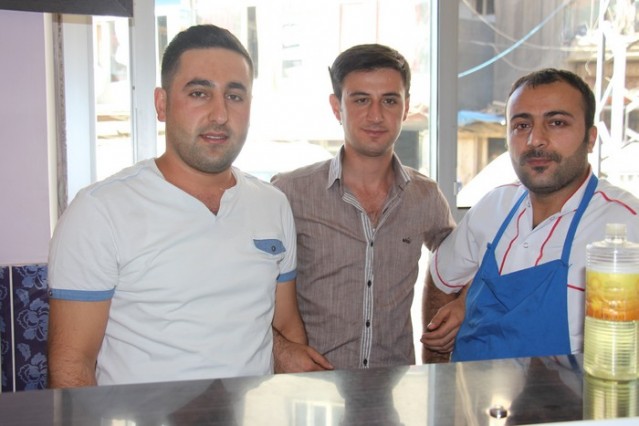 DOĞU DÖNER TANER ATAŞ:
Tüm yürekler sevinç dolsun, umutlar gerçek olsun,acılar unutulsun,dualarınız kabul ve bayramınız mübarek olsun.