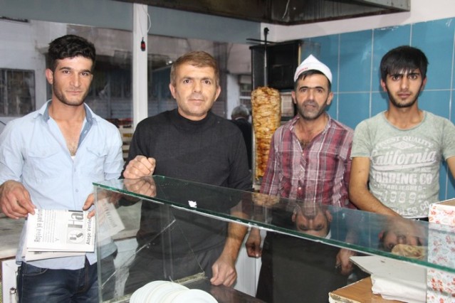 ÖZ ERDEM DÖNER SALONU FARUK & AYDIN USTANIN YERİ:
Kurban Bayramını sevdiklerinizle beraber sağlıklı ve huzur içinde geçirmenizi dileriz. Bayram tüm insanlığa hayırlı olsun!