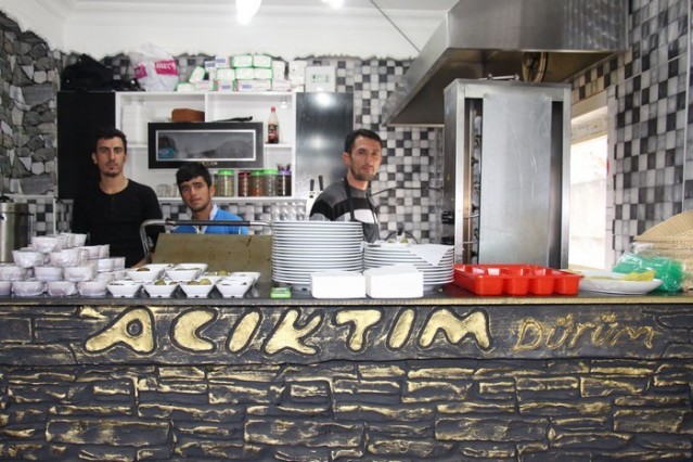 AÇIKTIM DÜRÜM ALİ KEMAL YAŞAR:
Bayramlar, insanlar arasındaki karşılıklı sevgi ve saygının perçinlendiği günlerdir. Bayramlar, insanların birbirleriyle olan dargınlıklarını unuttukları, barıştıkları, kardeşçe kucaklaştıkları günlerdir. Kurban Bayramın mübarek olsun!