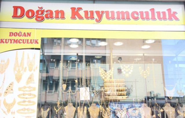 DOĞAN KUYUMCULUK:
 Bayramlar, dargınlıkların unutulduğu, insanların barıştığı, kardeşçe kucaklaştığı günlerdir. Bayramlar, milli ve dini duyguların, inançların, örf ve adetlerin uygulandığı bir toplumda millet olma şuurunun şekillendiği, kuvvetlendiği günlerdir. Sevgi dolu ve huzurlu nice bayramlar geçirmek dileğiyle.