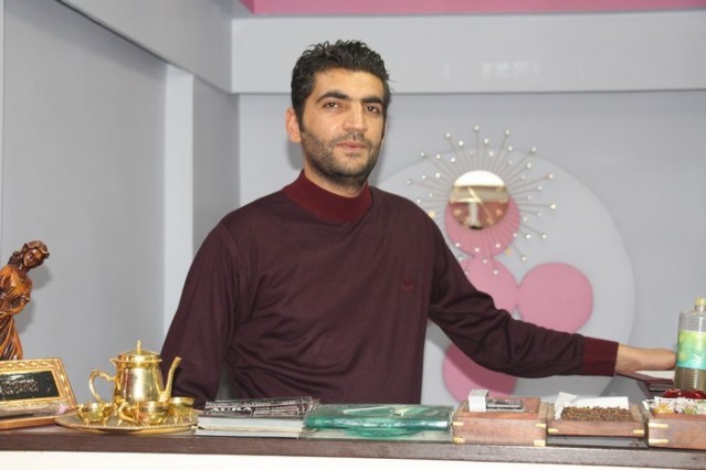 AURA CAFE & LOKANTA:
Yüreğine damla damla umut, günlerine bin tatlı mutluluk dolsun. Sevdiklerin hep yanında olsun, yüzün ve gülün hiç solmasın. Bayramınız kutlu olsun…