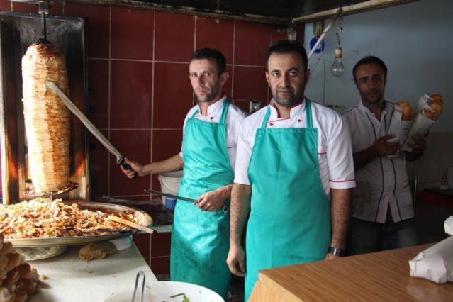 HOSTA PİKNİK DÖNER SALONU:
 Bayramlar, dargınlıkların unutulduğu, insanların barıştığı, kardeşçe kucaklaştığı günlerdir. Bayramlar, milli ve dini duyguların, inançların, örf ve adetlerin uygulandığı bir toplumda millet olma şuurunun şekillendiği, kuvvetlendiği günlerdir. Sevgi dolu ve huzurlu nice bayramlar geçirmek dileğiyle.