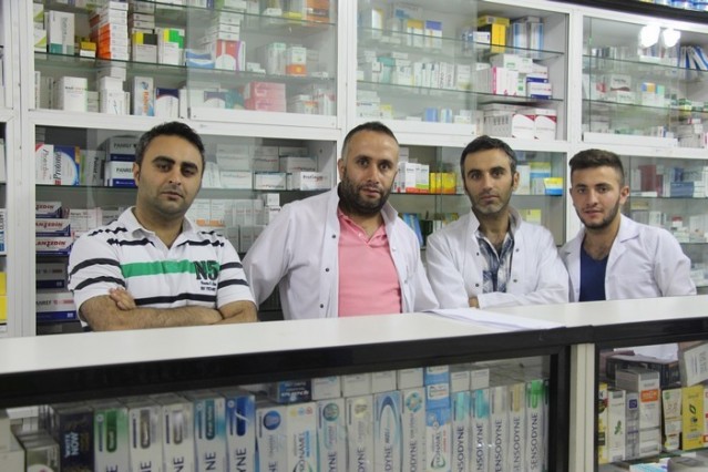 Engin Eczanesi Engin Güvener, Bir bayram gülüşü savur göklere, eski zamanlara gülücükler getirsin, öyle içten öyle samimi, gözyaşlarını bile tebessüme çevirsin. İyi bayramlar!